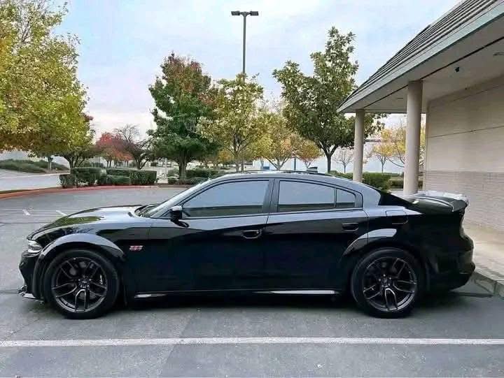 2019 Dodge Charger scat pack - Image 3