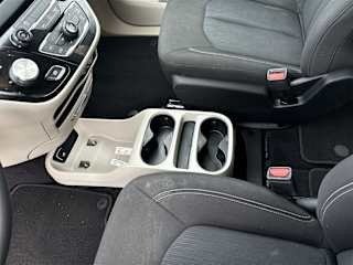 2022 Chrysler Voyager - Image 12