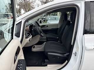 2022 Chrysler Voyager - Image 13