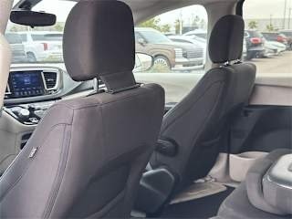 2017 Chrysler Pacifica - Image 11