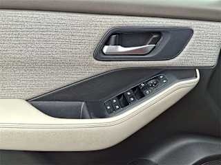 2023 Nissan Rogue SV - Image 17